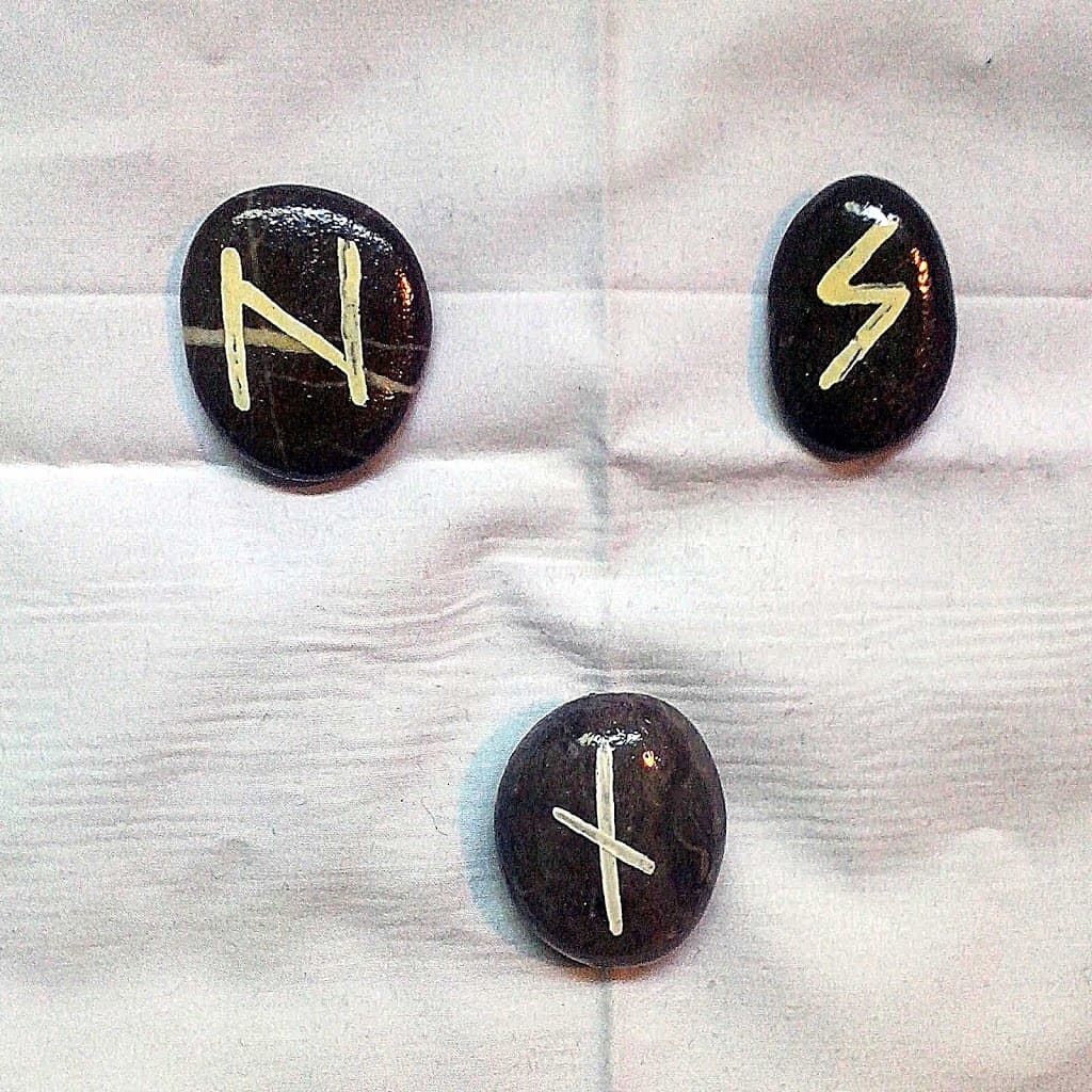 Proricanje sa tri rune