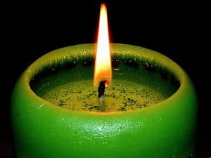 gatanje sa voskom zelene sveće